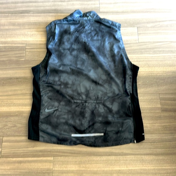 Men’s Nike Runner Windbreaker Vest & Crop Hoodie - Picture 3 of 6